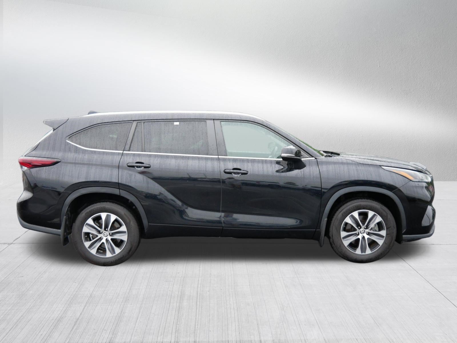 Used 2024 Toyota Highlander XLE AWD/4WD image 8
