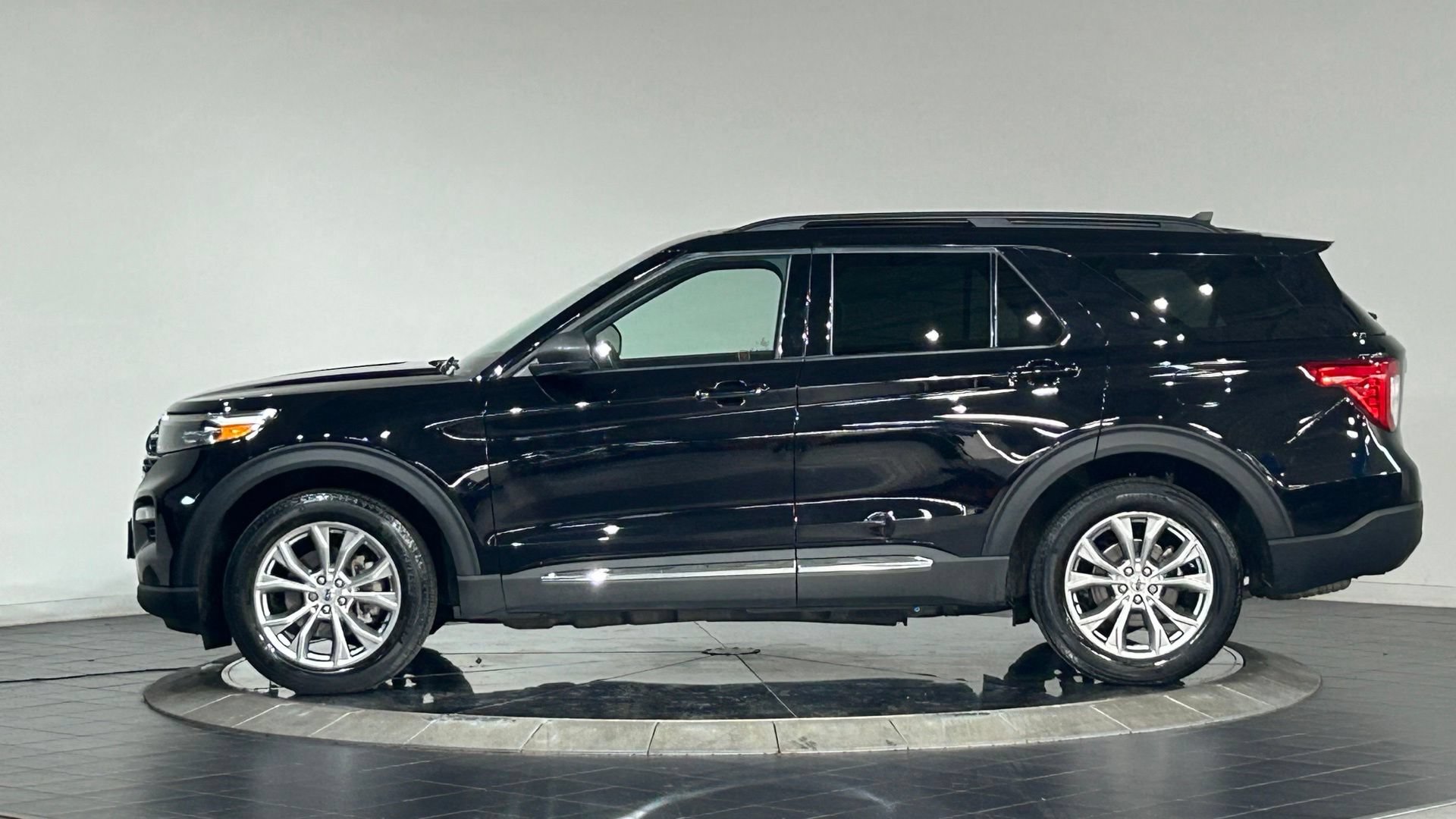 Used 2023 Ford Explorer XLT w/ Equipment Group 202A AWD/4WD image 6