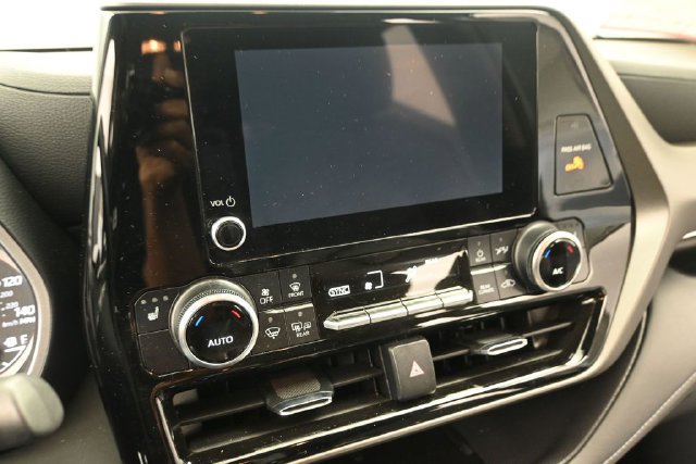 Used 2024 Toyota Highlander XLE AWD/4WD image 28