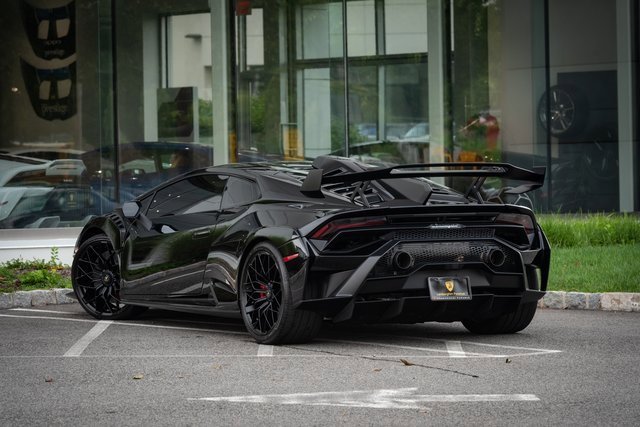 Used 2022 Lamborghini Huracan STO image 23