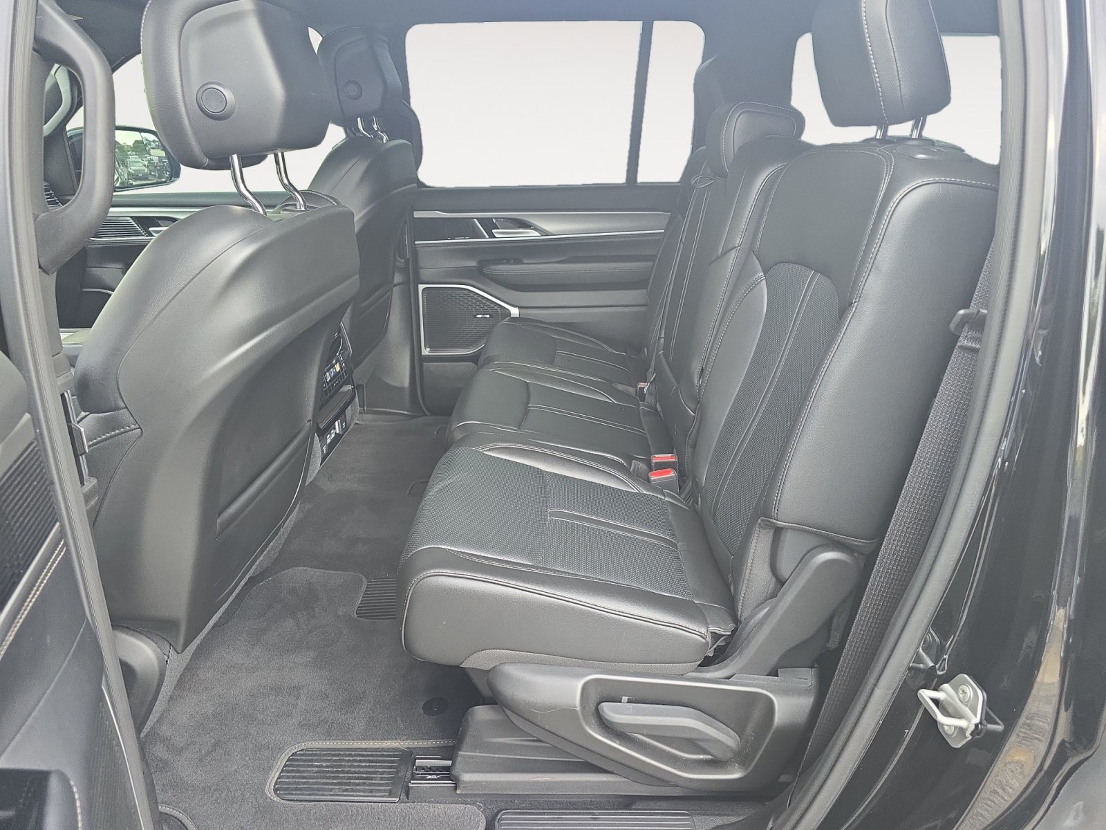 Used 2025 Jeep Wagoneer 4WD w/ Premium Group I image 24