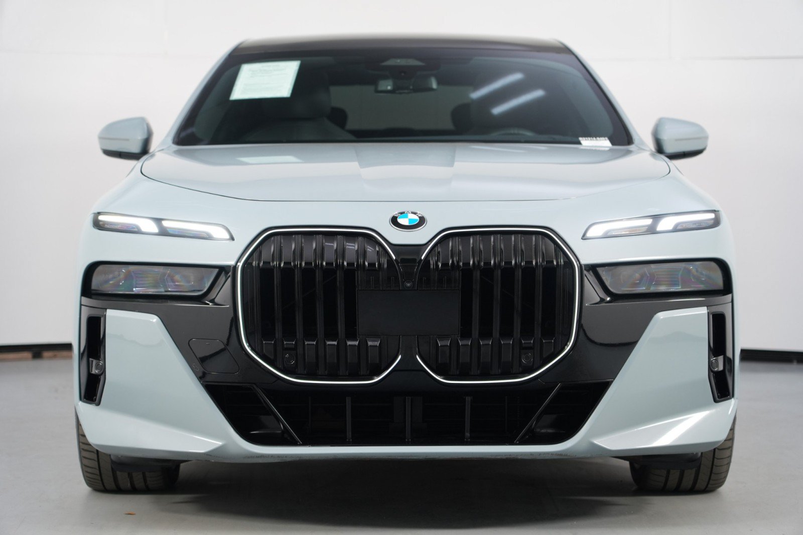 Used 2024 BMW 760i xDrive w/ Premium Package 2 AWD/4WD image 7