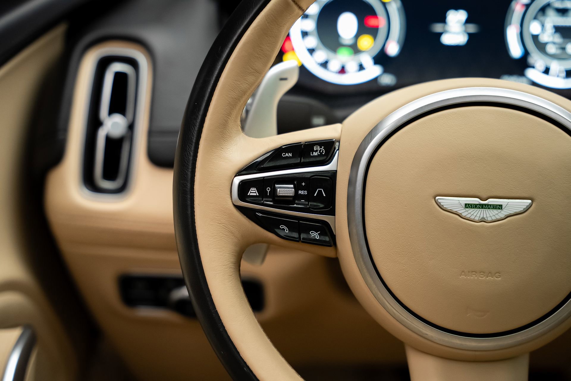 Used 2021 Aston Martin DBX AWD/4WD image 43