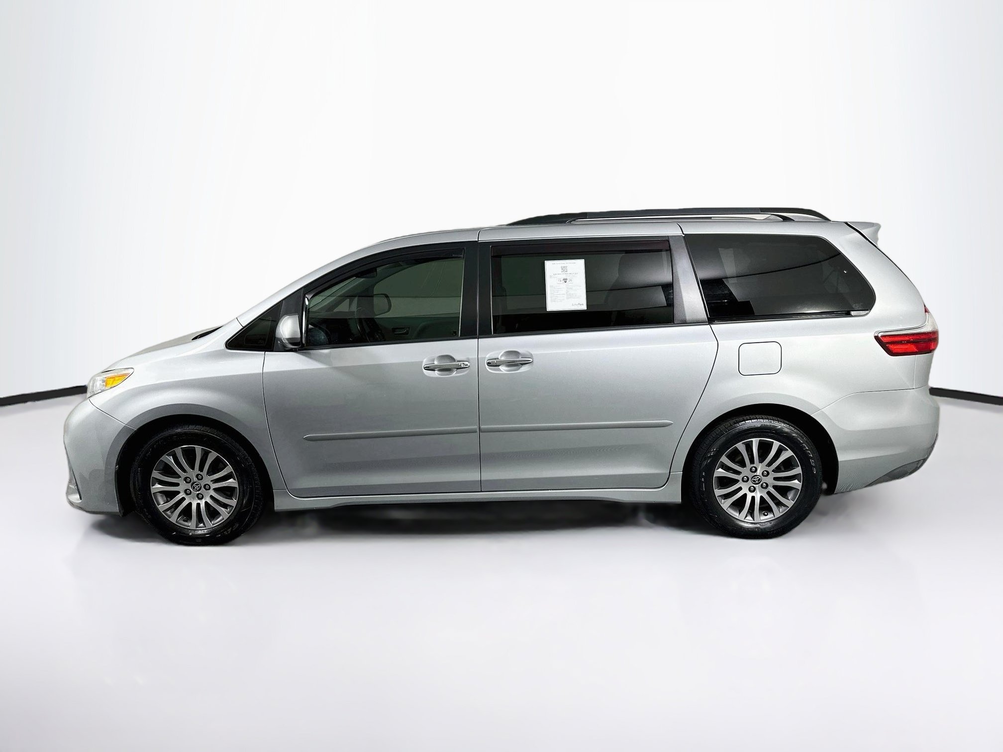 Used 2020 Toyota Sienna XLE Premium FWD image 4