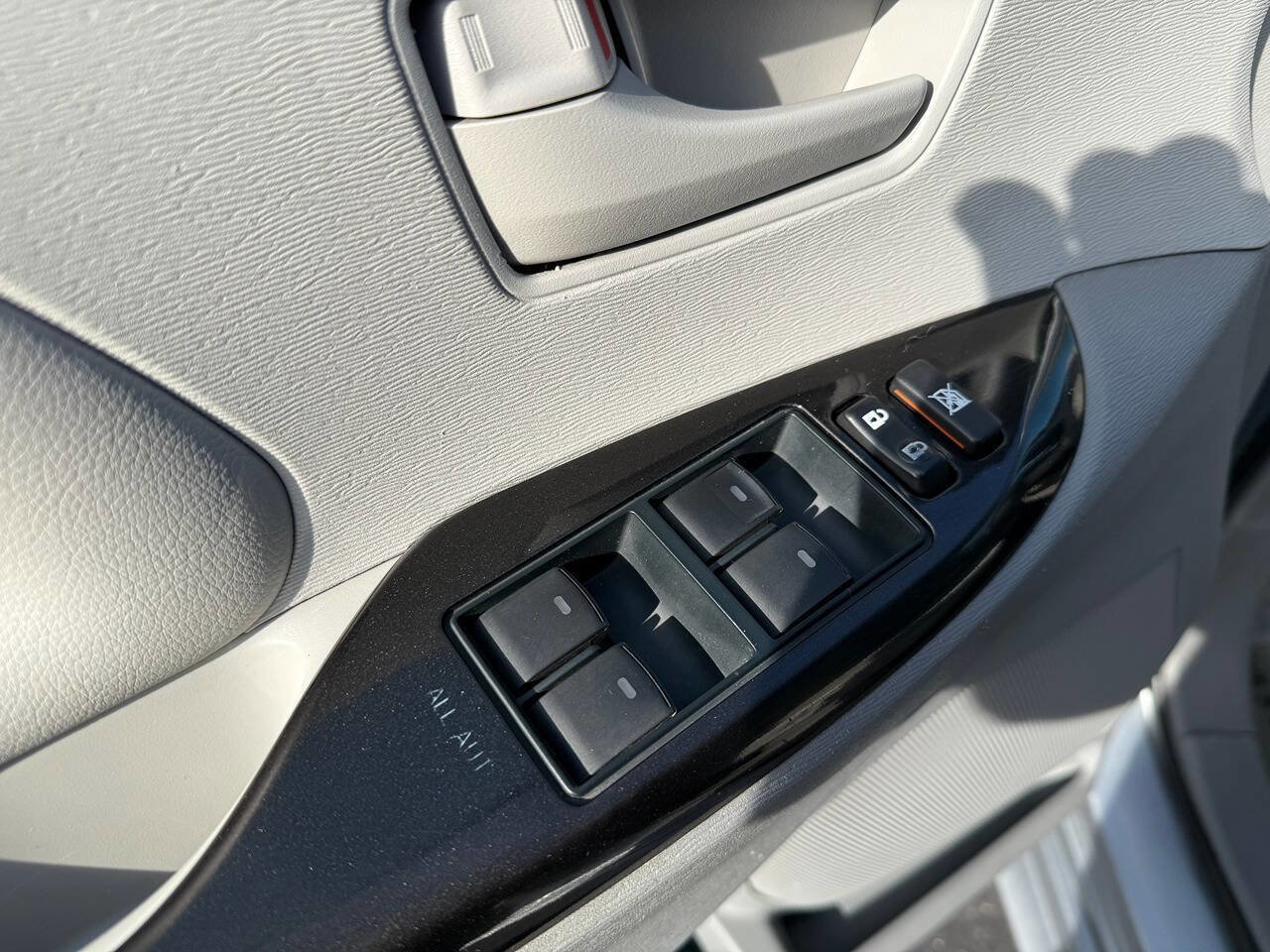 Used 2014 Toyota Sienna LE image 93