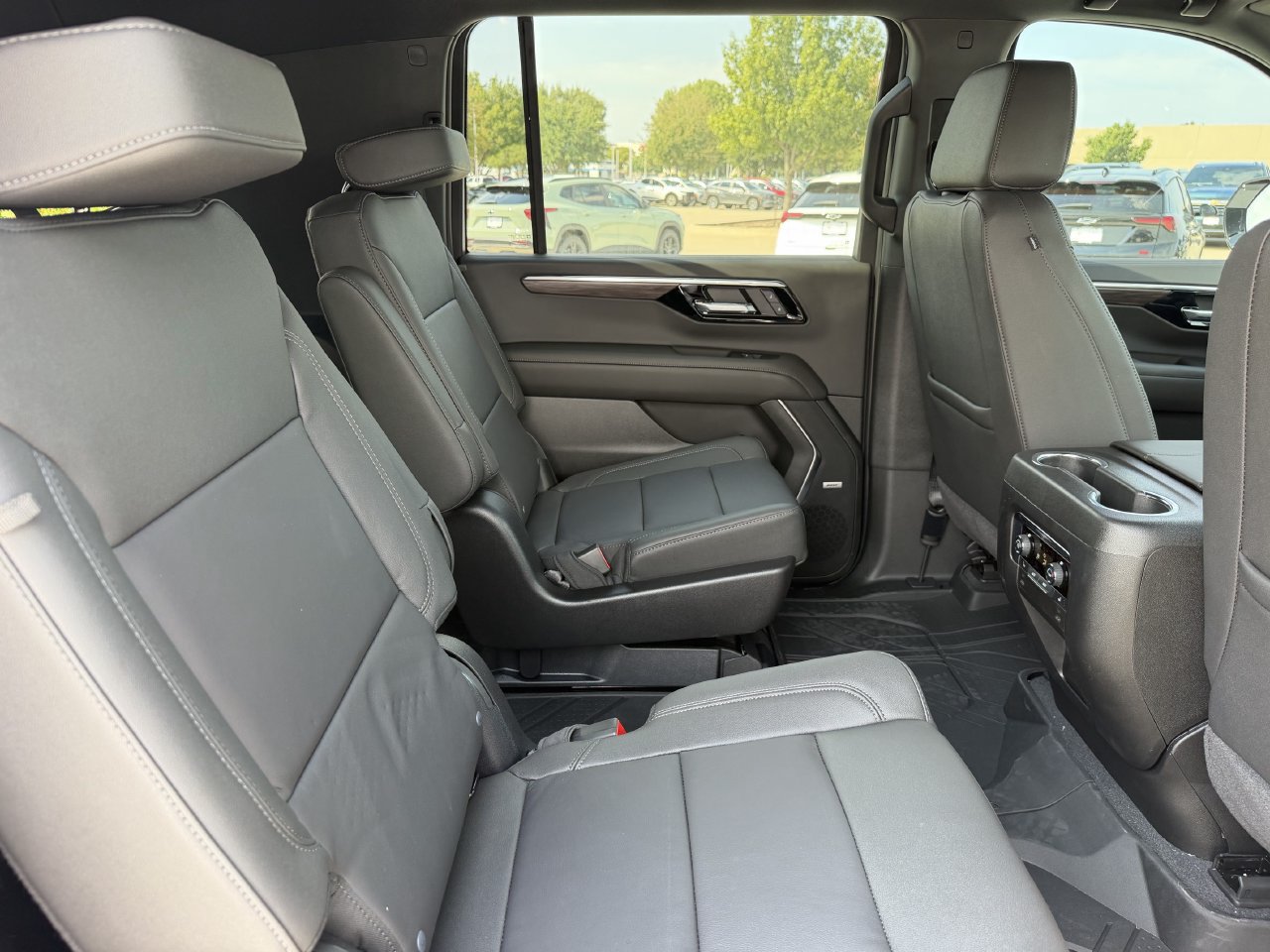 New 2026 Chevrolet Suburban Z71 w/ Z71 Off-Road Package AWD/4WD image 28