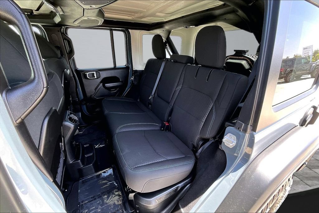 Used 2025 Jeep Wrangler Unlimited Rubicon 4xe w/ Convenience Group AWD/4WD image 17