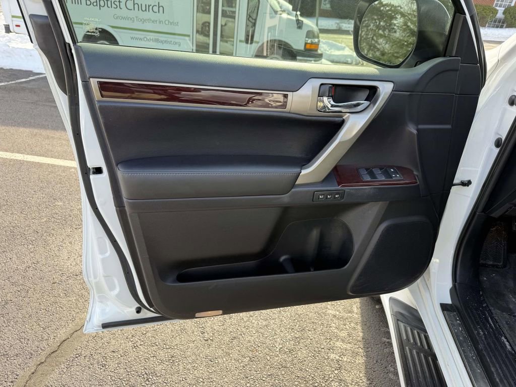 Used 2018 Lexus GX 460 Premium w/ Premium Package image 12