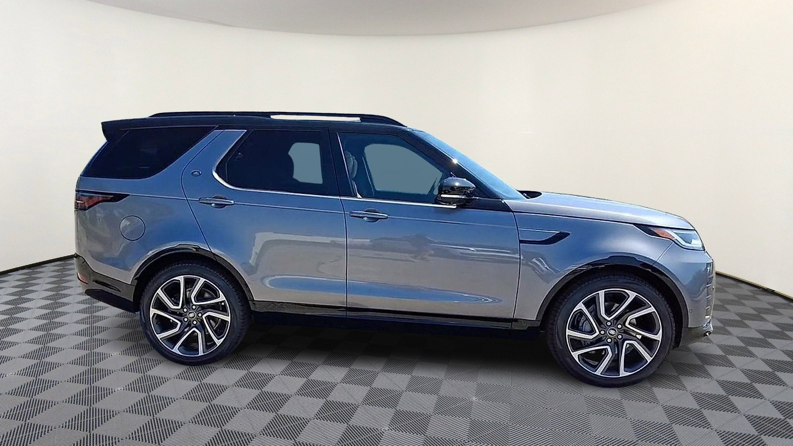 Certified 2025 Land Rover Discovery Dynamic SE image 9