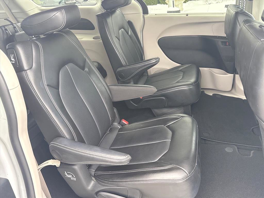 Used 2024 Chrysler Pacifica Touring-L image 24