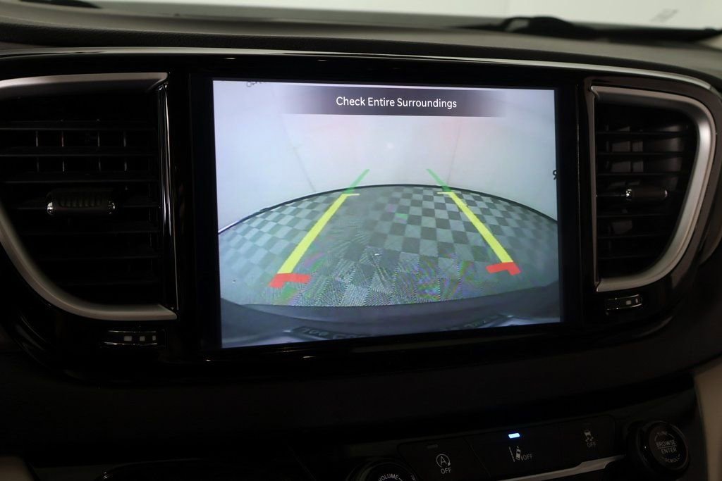 Used 2022 Chrysler Pacifica Touring-L image 6