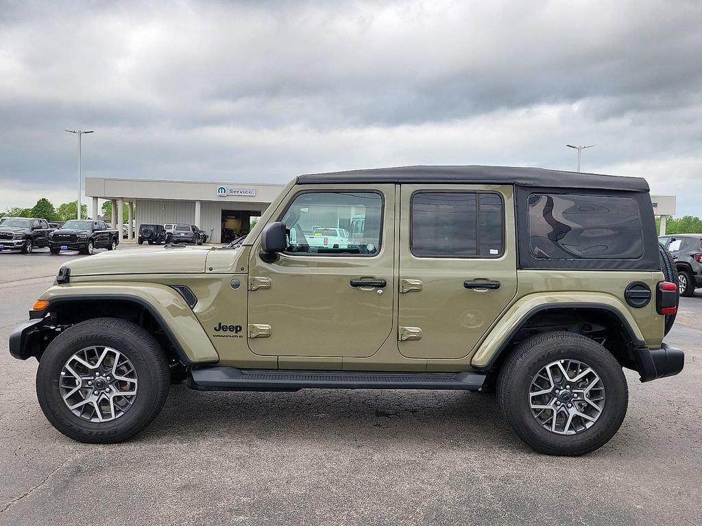 Used 2026 Jeep Wrangler Unlimited Sahara AWD/4WD image 3
