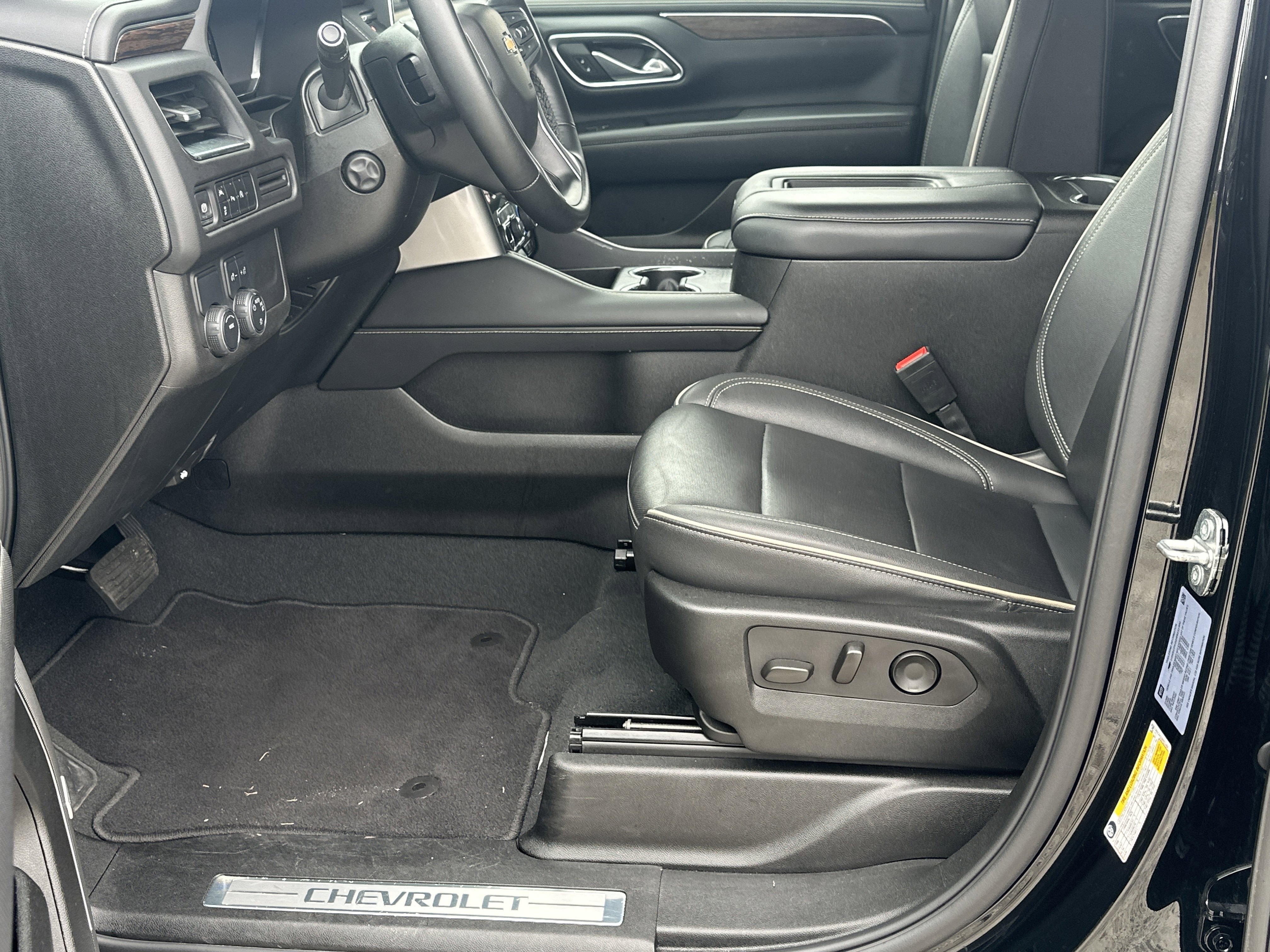 Used 2024 Chevrolet Suburban Premier image 9