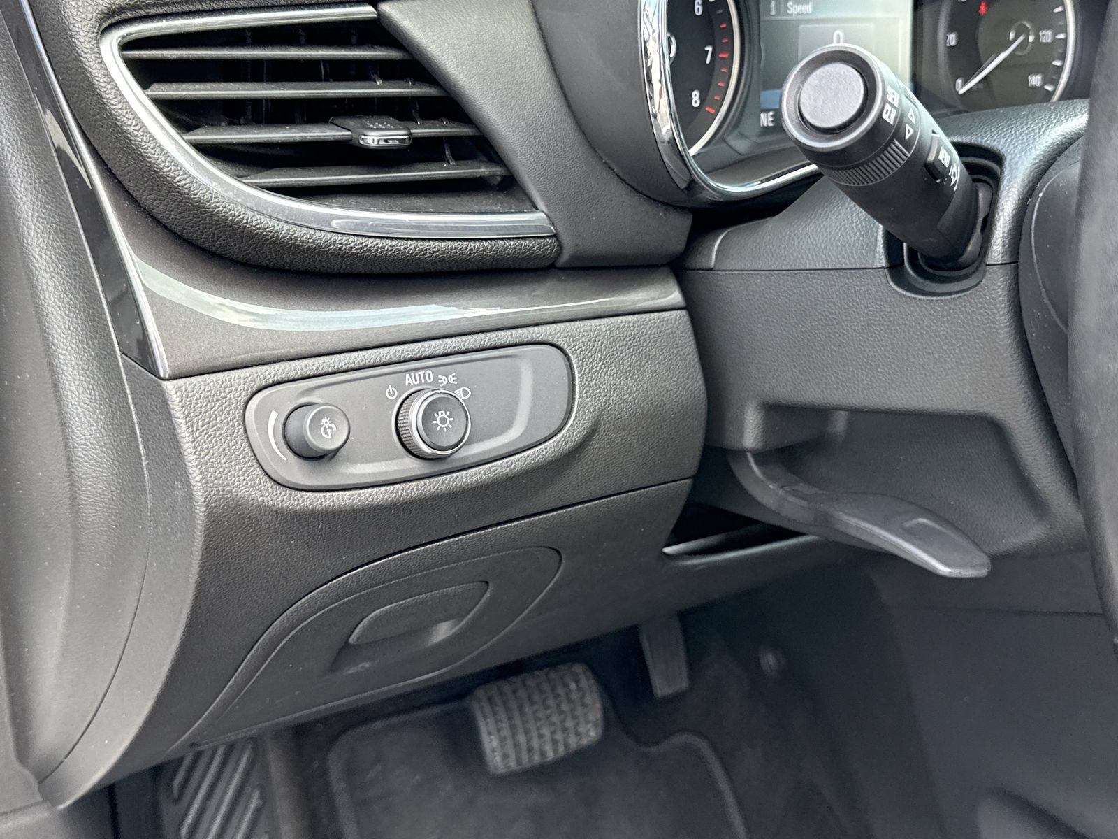 Used 2020 Buick Encore Preferred FWD image 14