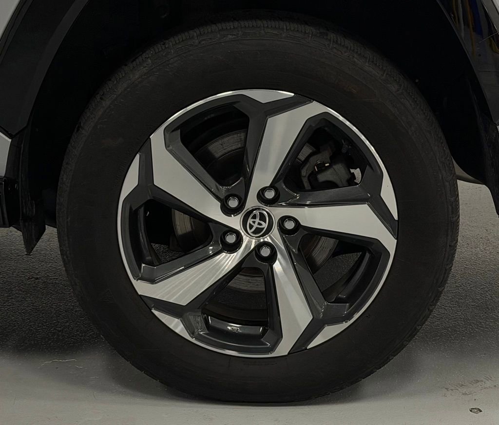 Used 2021 Toyota RAV4 SE image 8