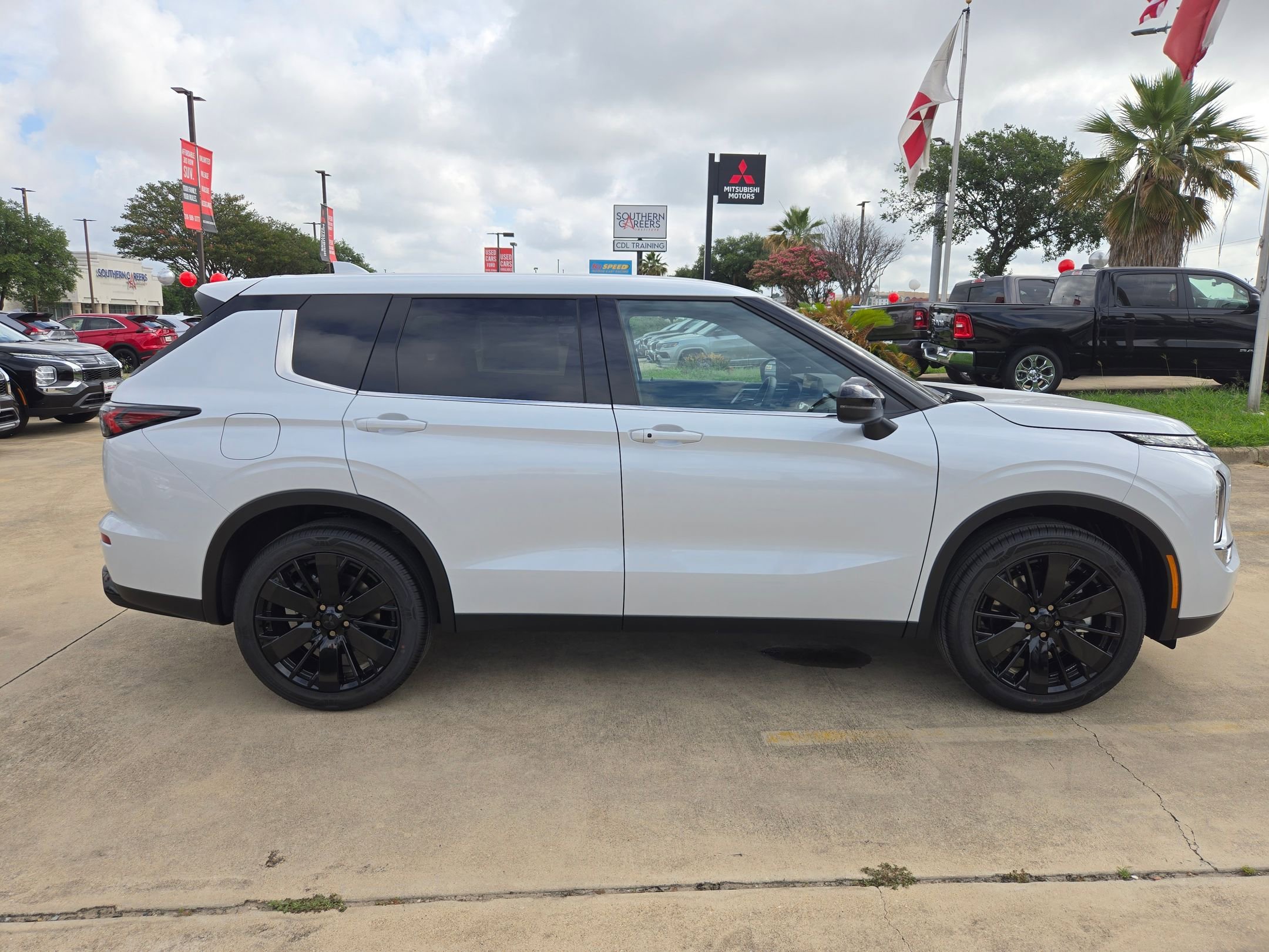 New 2026 Mitsubishi Outlander LE AWD/4WD image 6