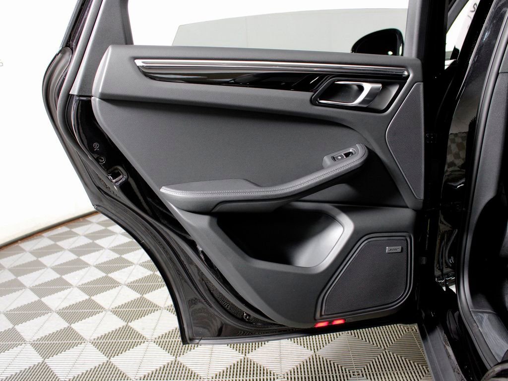Certified 2026 Porsche Macan AWD/4WD image 33