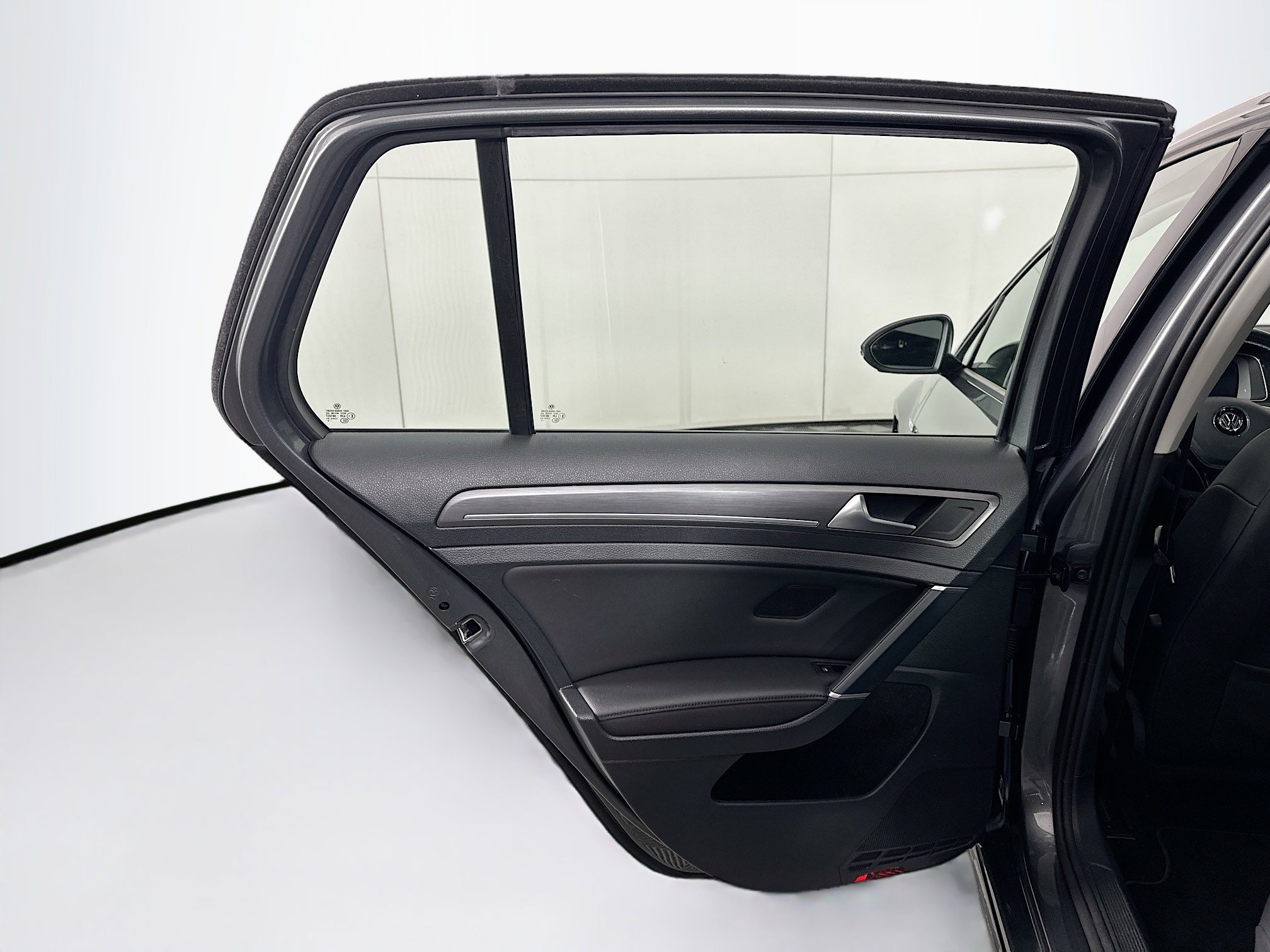 Used 2019 Volkswagen e-Golf SEL Premium FWD image 27