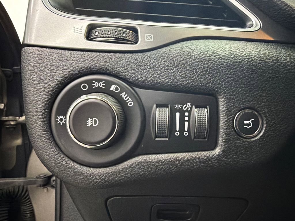 Used 2019 Jeep Cherokee Latitude Plus w/ Comfort/Convenience Group image 33