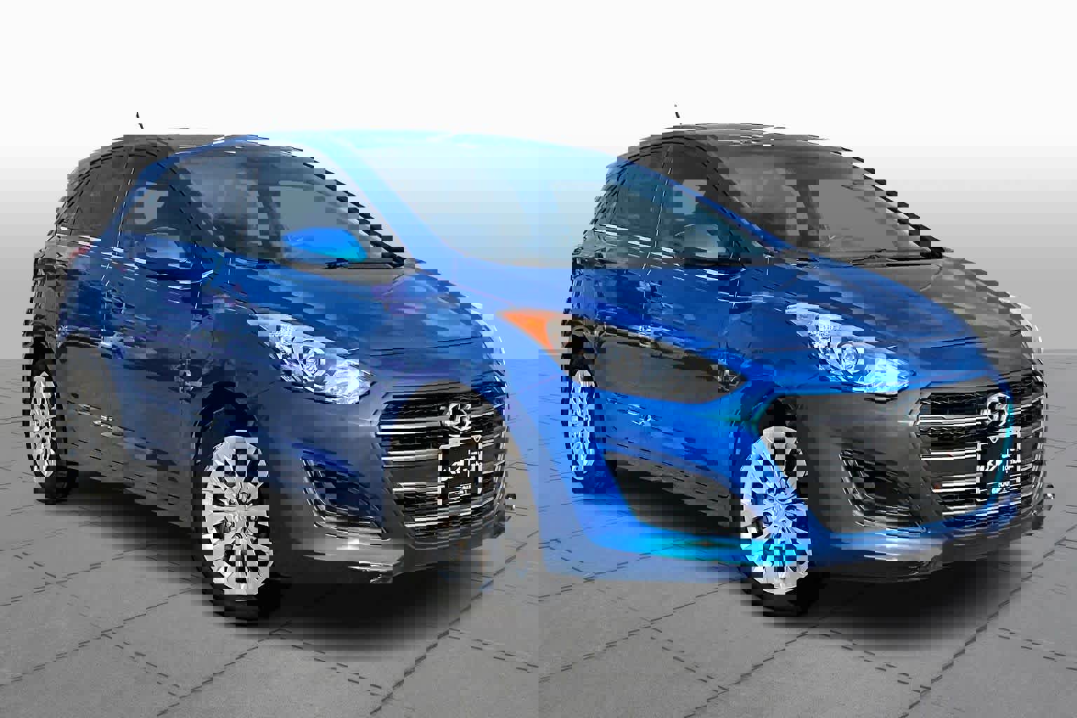 Used 2017 Hyundai Elantra GT image 2