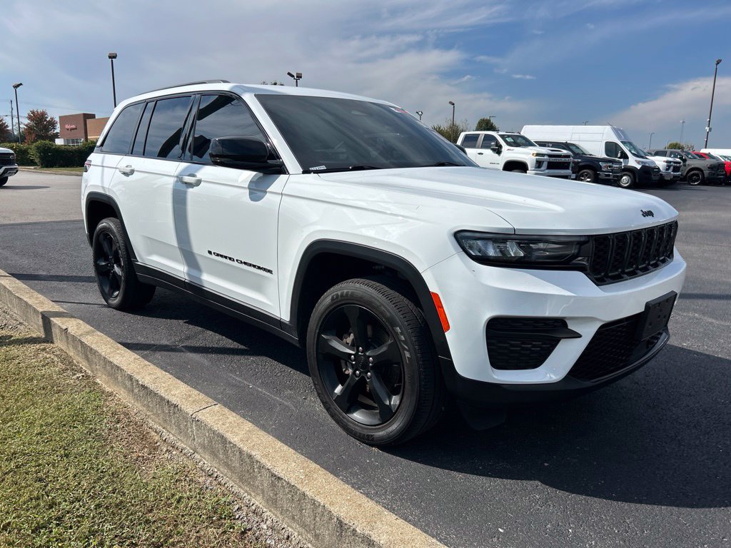 Used 2024 Jeep Grand Cherokee Altitude AWD/4WD image 2