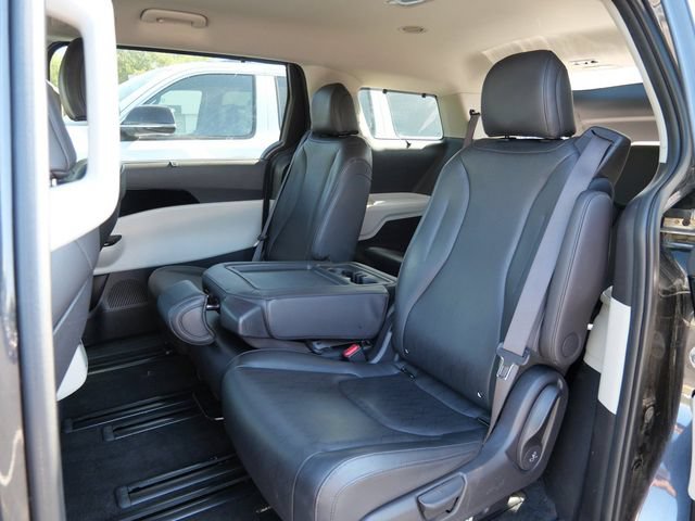 Used 2024 Kia Carnival EX FWD image 11