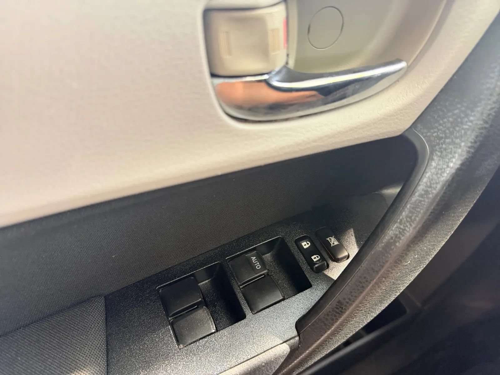 Used 2014 Toyota Corolla LE FWD image 17