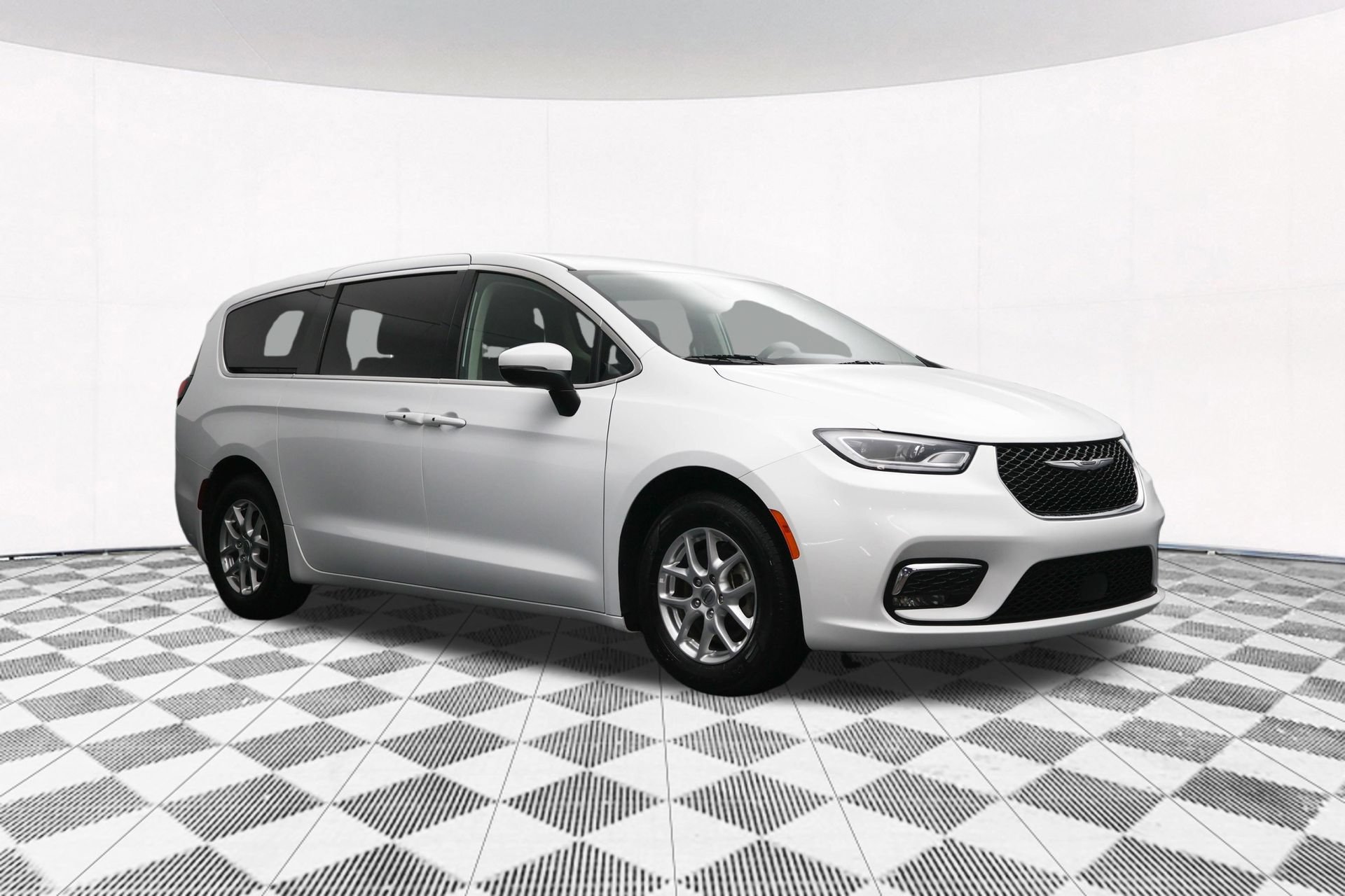 Used 2023 Chrysler Pacifica Touring-L FWD image 45