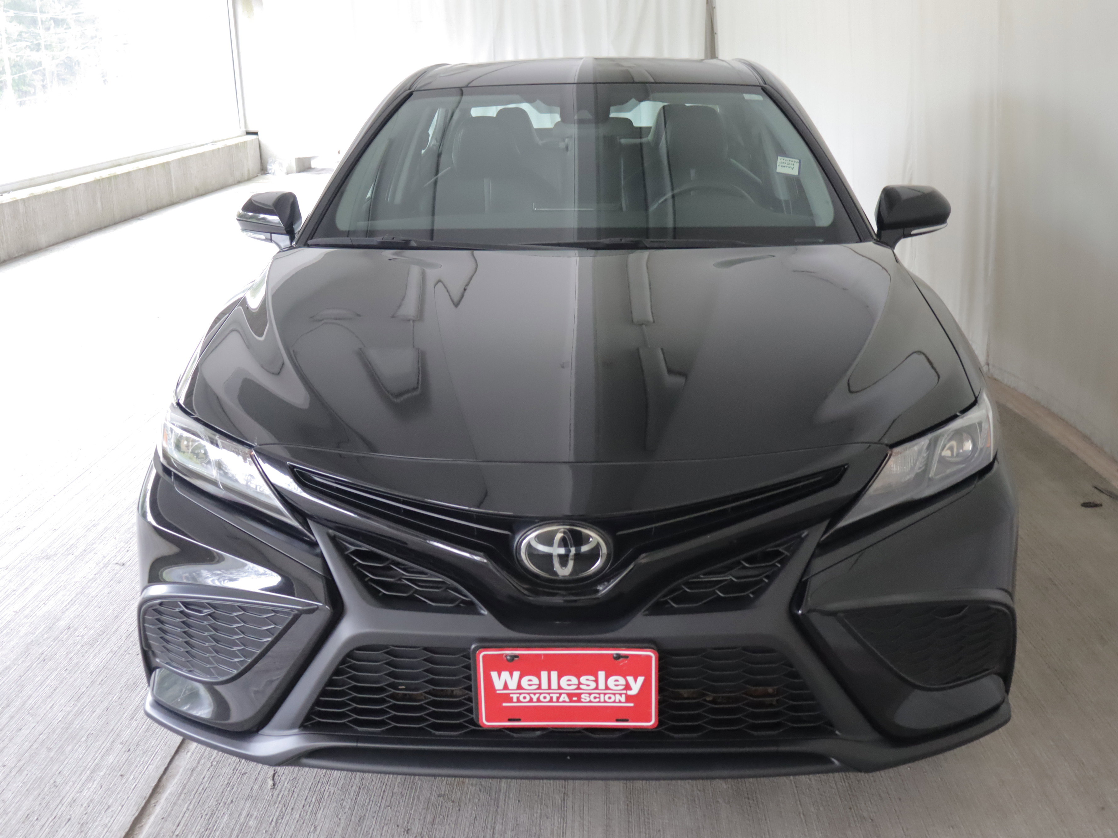 Used 2024 Toyota Camry SE FWD image 3