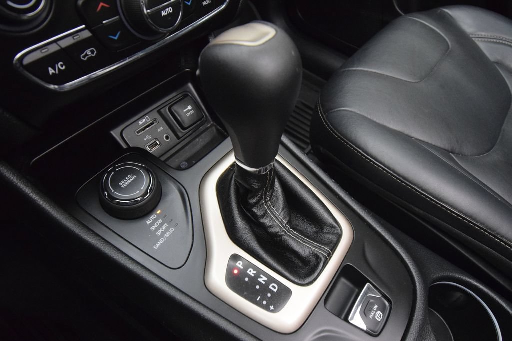 Used 2017 Jeep Cherokee Limited AWD/4WD image 26