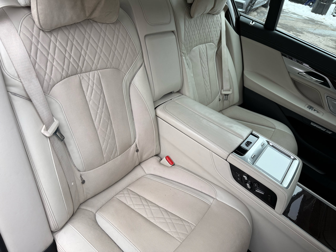 Used 2016 BMW 750i xDrive image 8