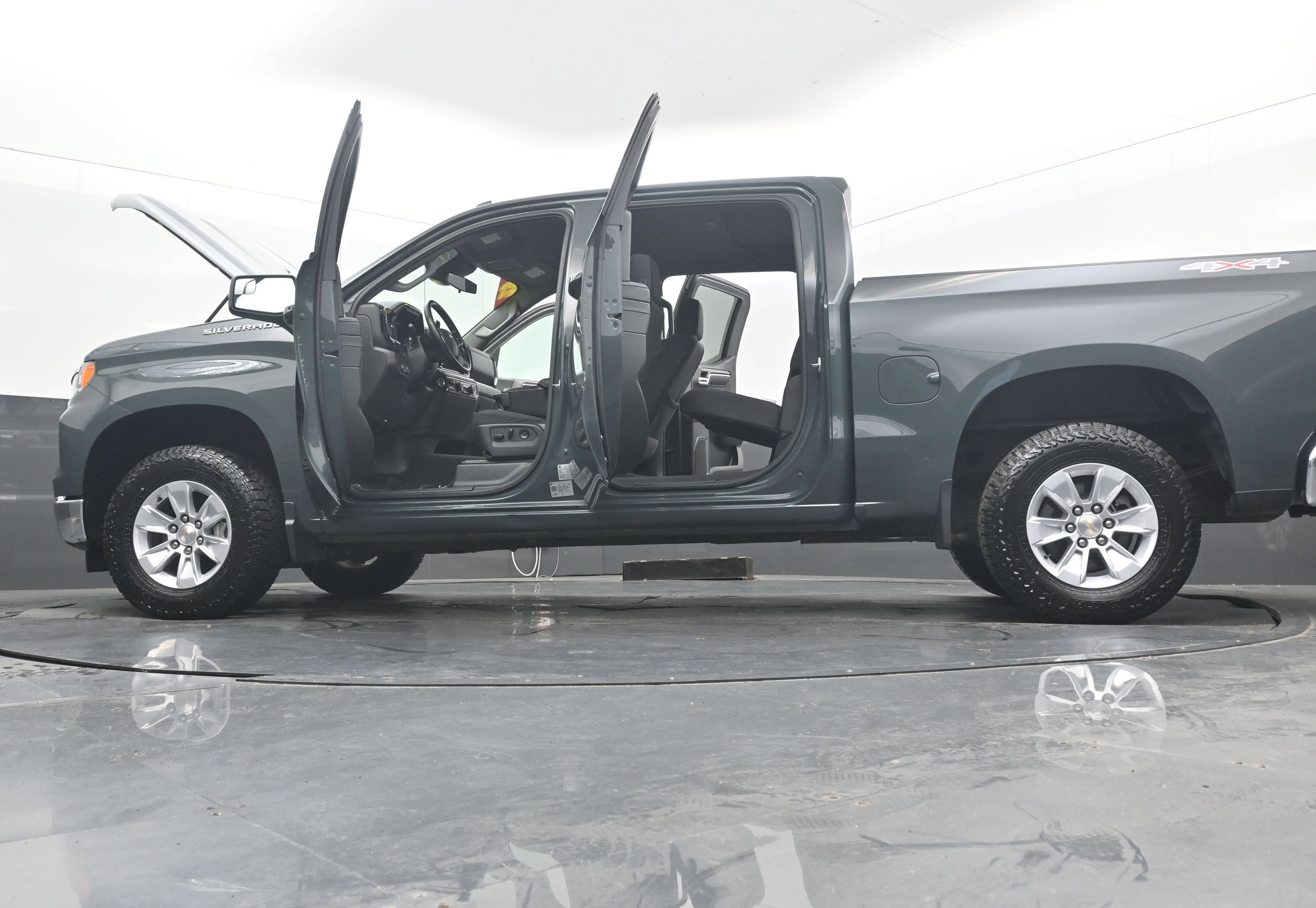 Used 2025 Chevrolet Silverado 1500 LT AWD/4WD image 42