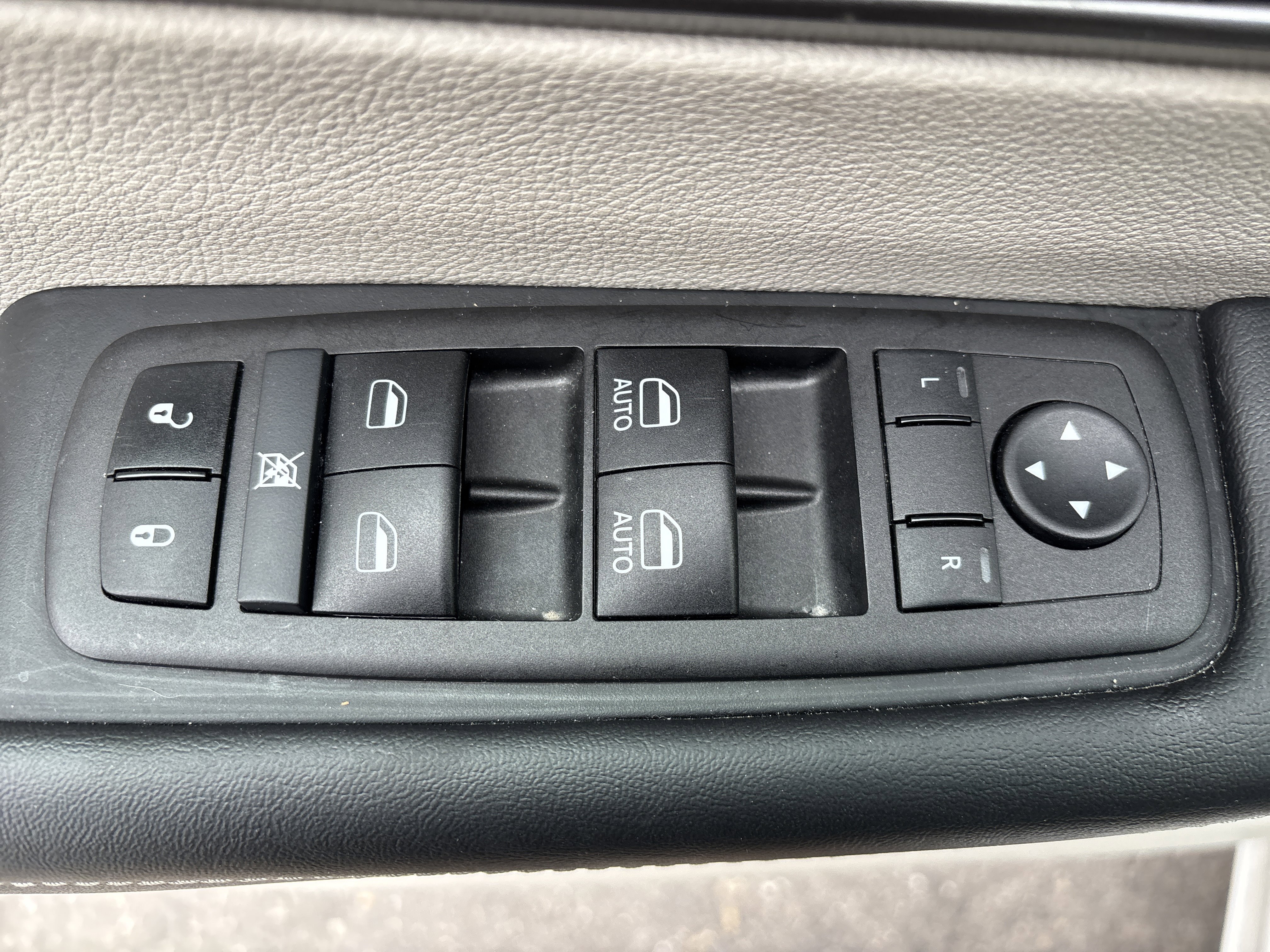 Used 2024 Chrysler Pacifica Touring-L image 18