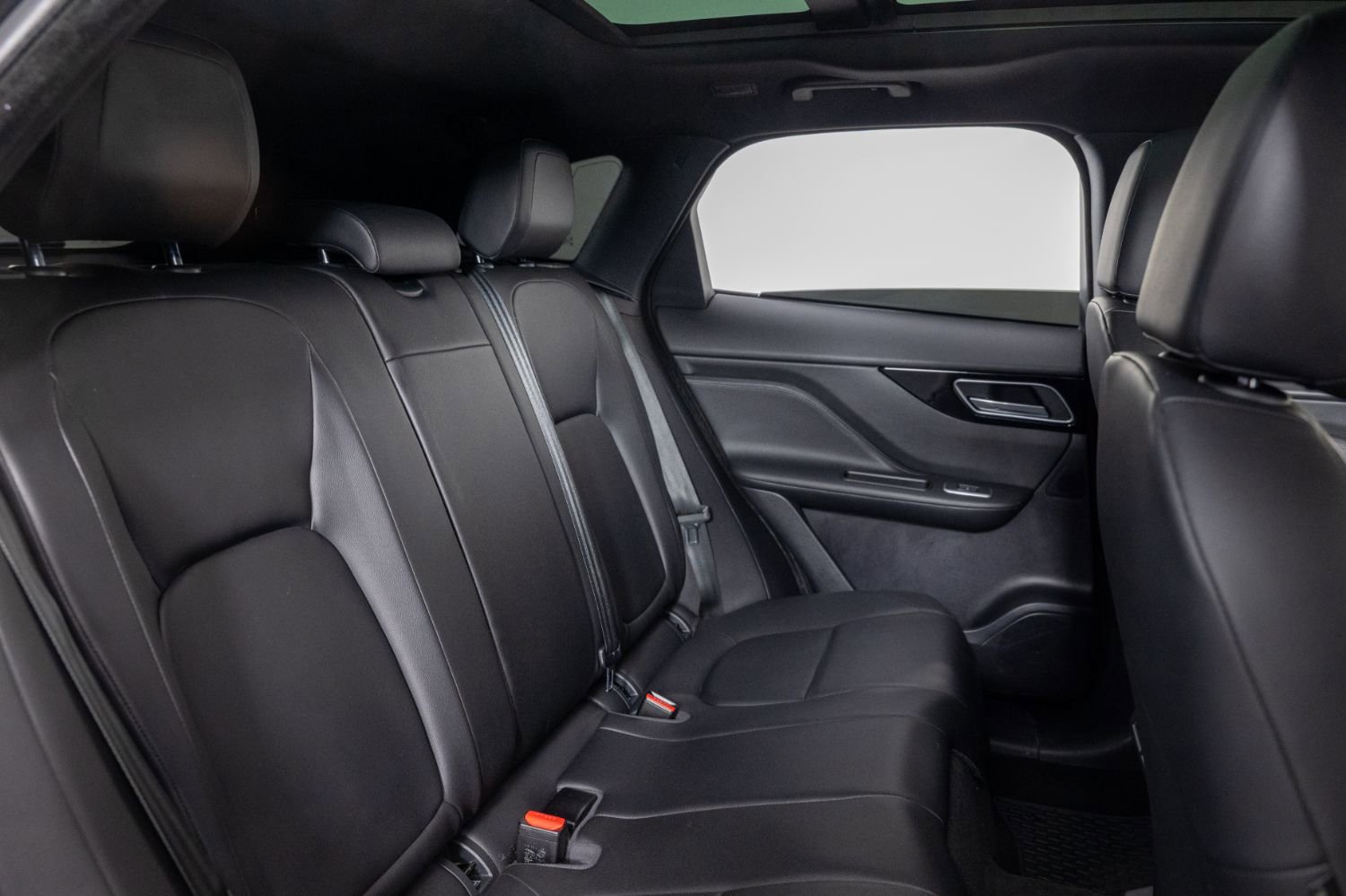 Used 2018 Jaguar F-PACE Premium image 23