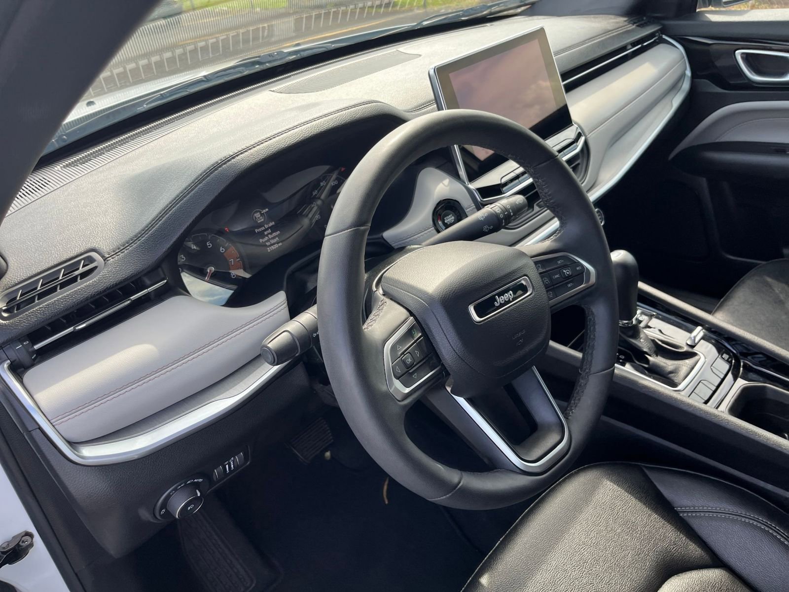 Used 2025 Jeep Compass Limited image 35