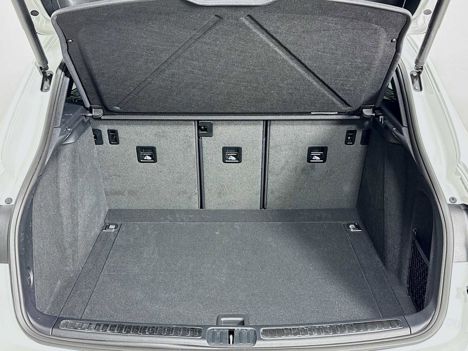 Certified 2025 Porsche Macan T image 28