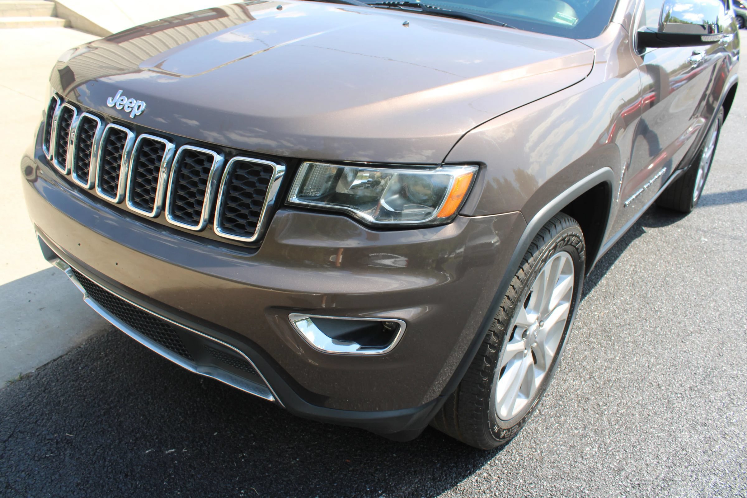 Used 2017 Jeep Grand Cherokee Limited AWD/4WD image 3
