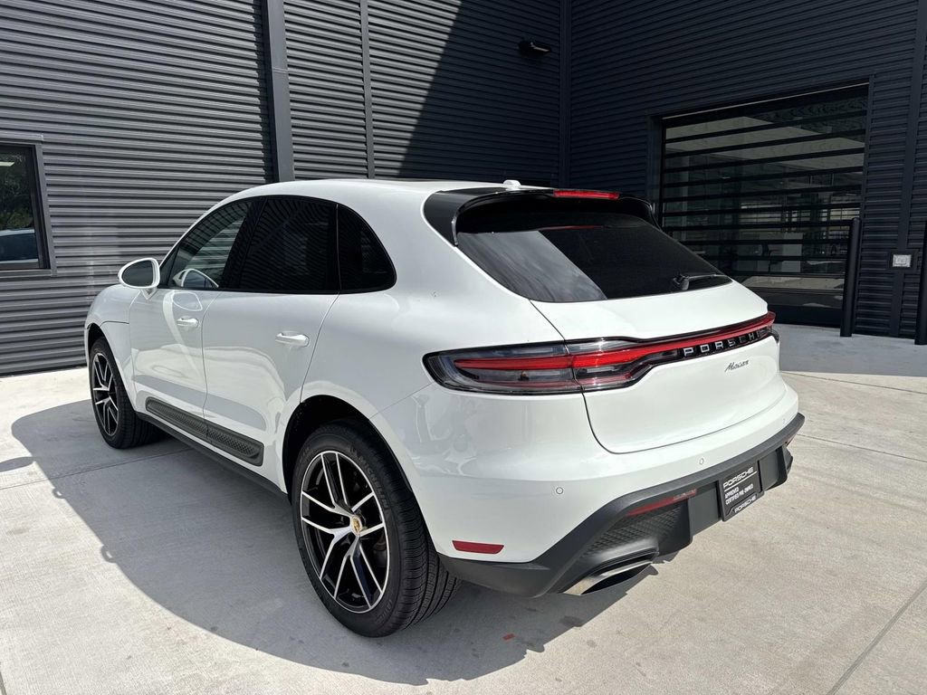 Certified 2025 Porsche Macan image 3