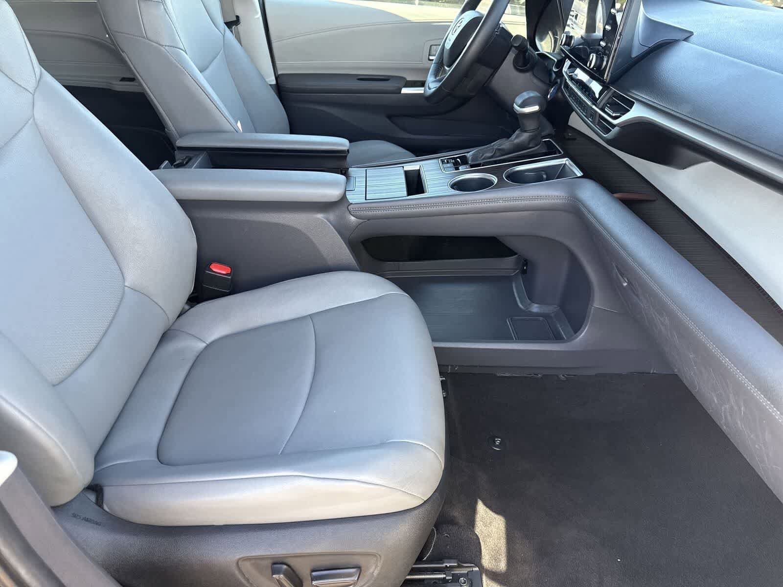 Used 2024 Toyota Sienna XLE FWD image 12