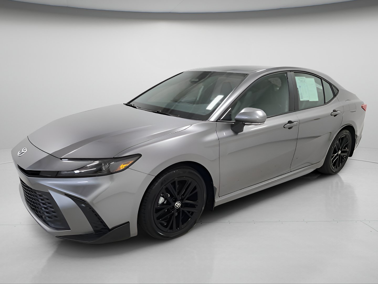 Used 2025 Toyota Camry SE FWD image 3