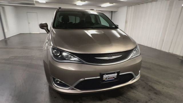 Used 2017 Chrysler Pacifica Touring-L w/ Tire & Wheel Group image 3