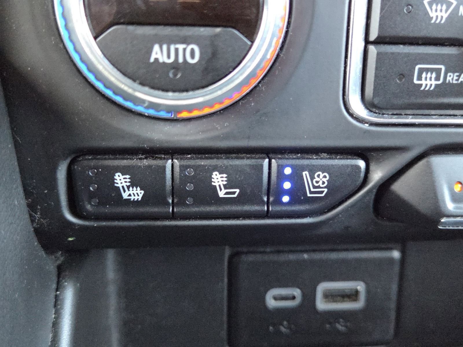 Used 2023 GMC Yukon XL AT4 w/ AT4 Premium Plus Package AWD/4WD image 9