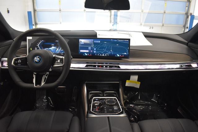 New 2026 BMW i7 xDrive60 w/ Premium Package AWD/4WD image 5