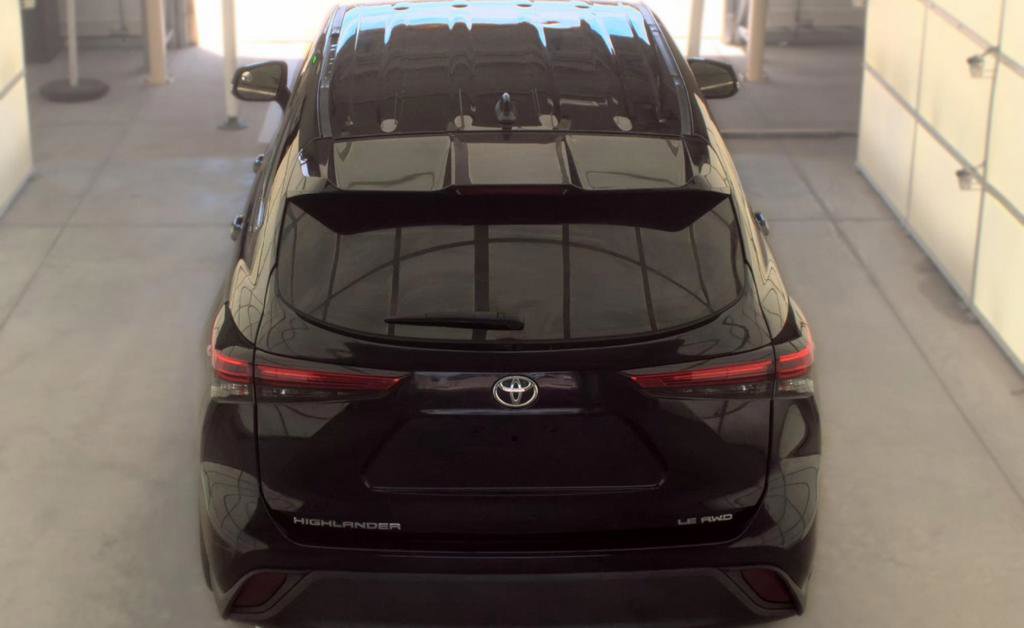 Used 2022 Toyota Highlander LE AWD/4WD image 6