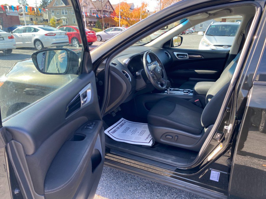 Used 2017 Nissan Pathfinder SV image 11