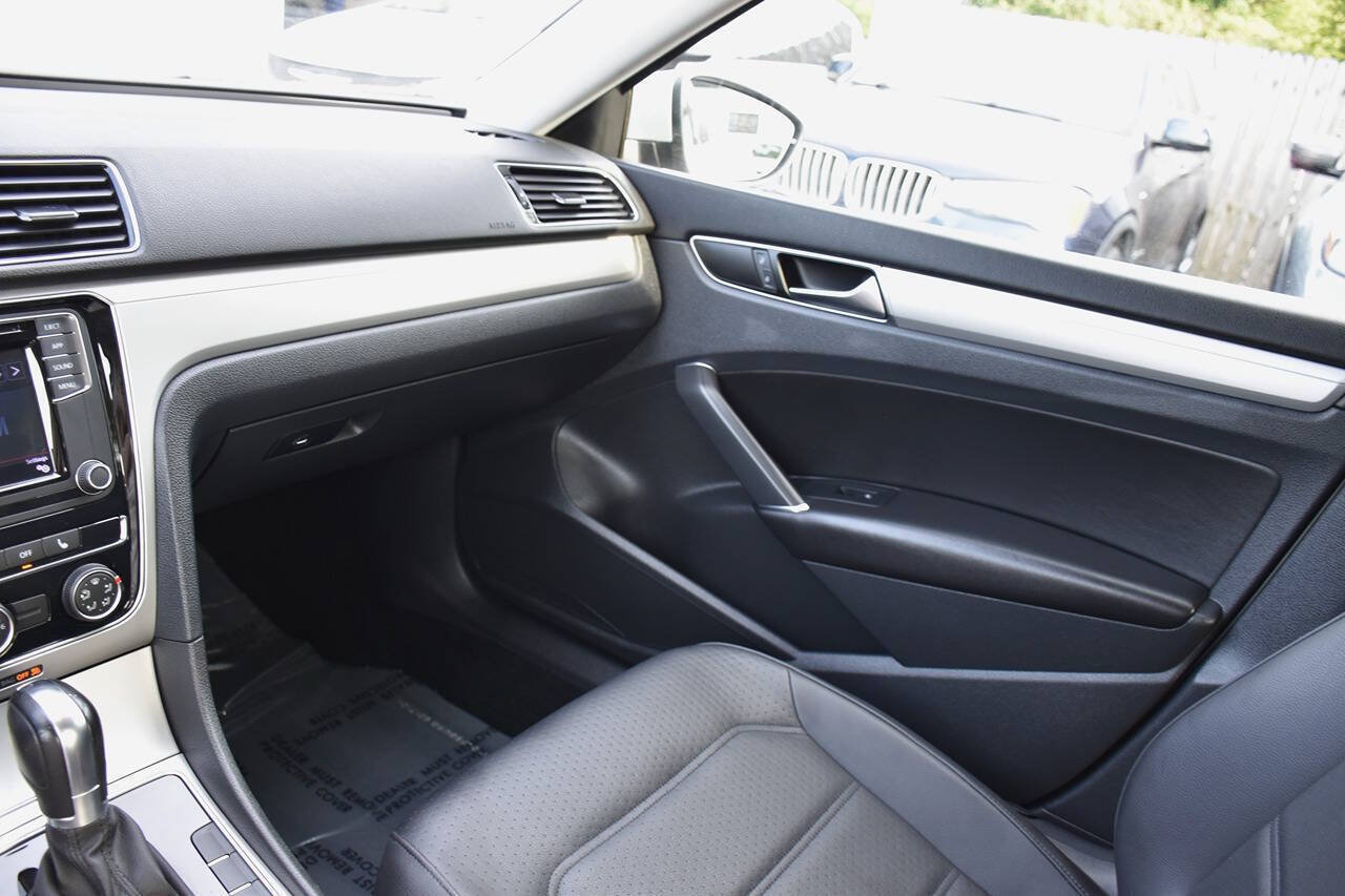 Used 2019 Volkswagen Passat 2.0T Wolfsburg w/ Wheels & Sunroof Package FWD image 22