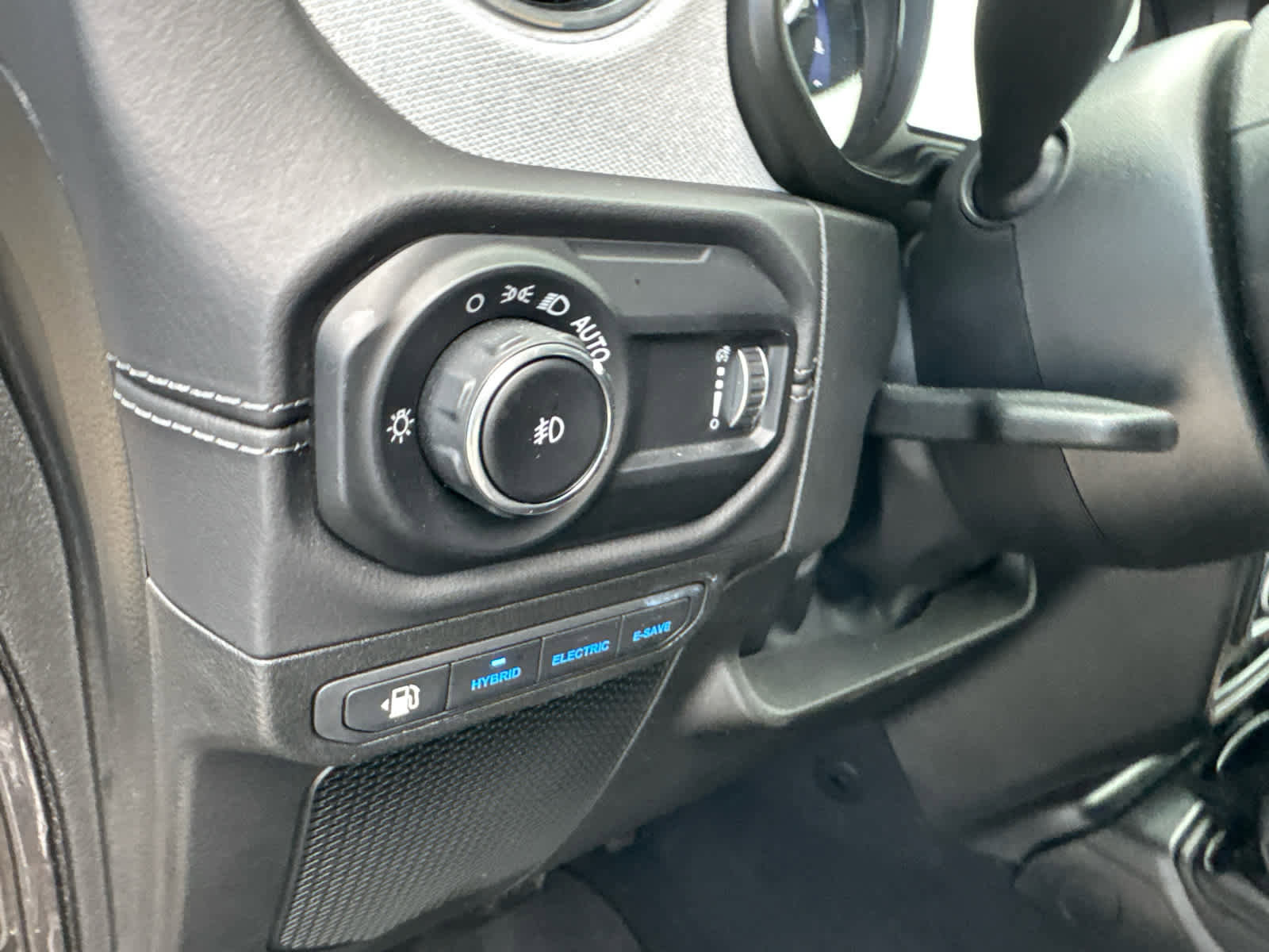 Used 2025 Jeep Wrangler Sahara w/ Safety Group image 18