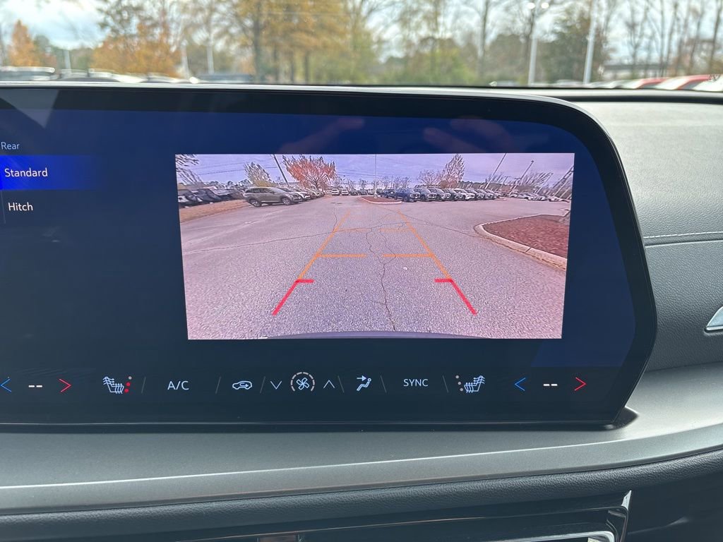 Used 2025 Chevrolet Traverse LT image 14