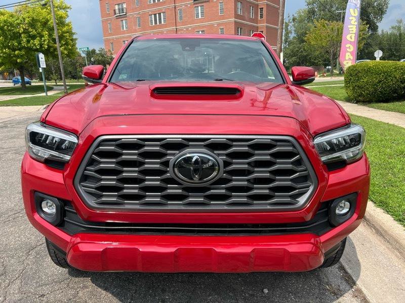 Used 2021 Toyota Tacoma TRD Sport w/ Technology Package AWD/4WD image 3