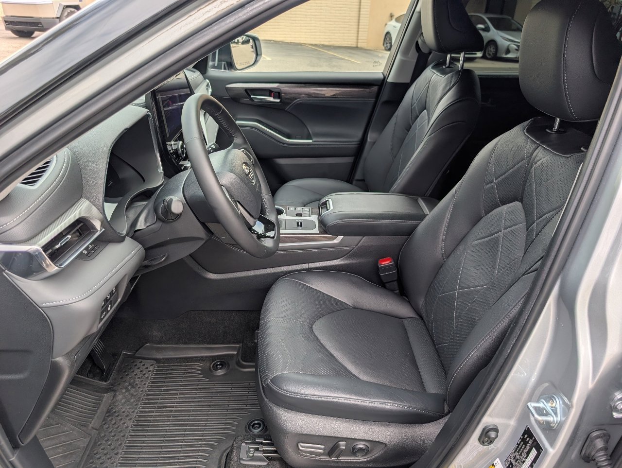 Used 2024 Toyota Highlander Platinum AWD/4WD image 2